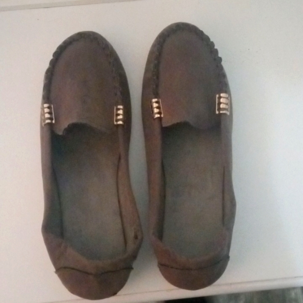 I'm selling a dark brown pair of driver's shoes.
